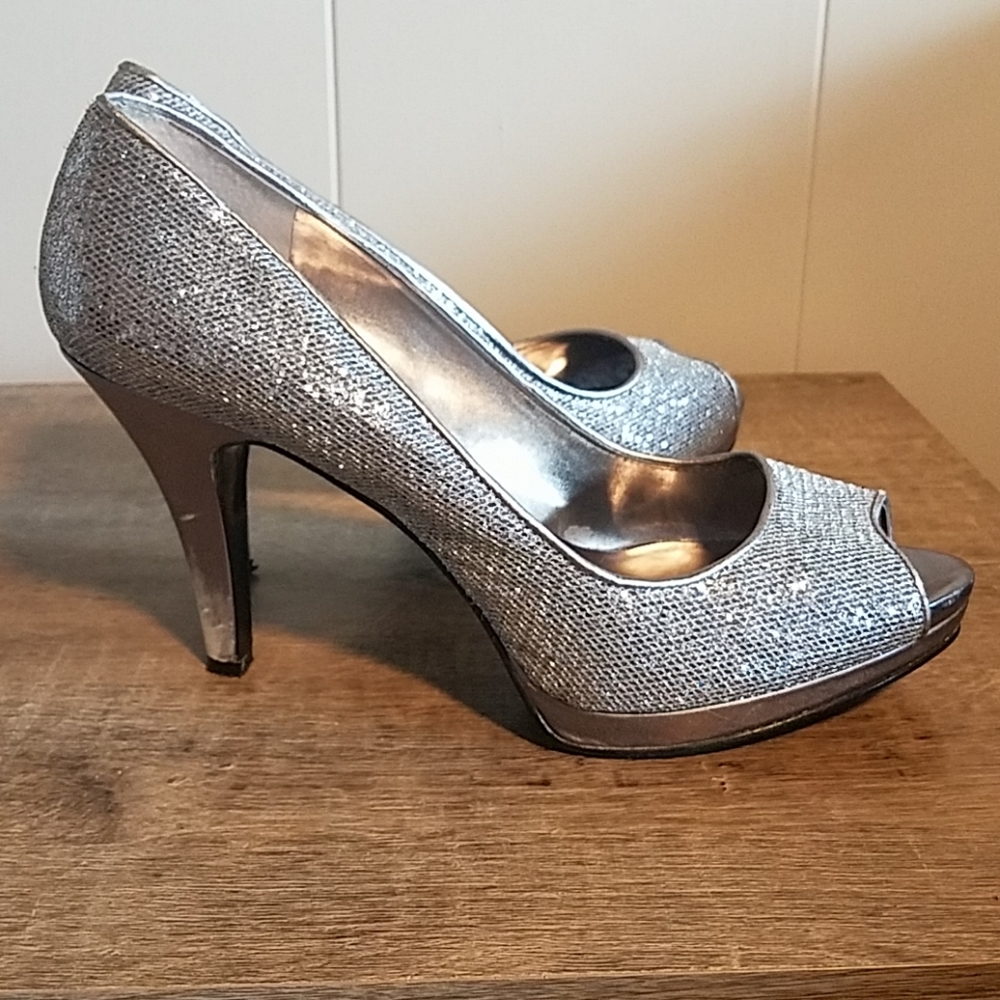 Nine West Peep Toe Heal Sz 11